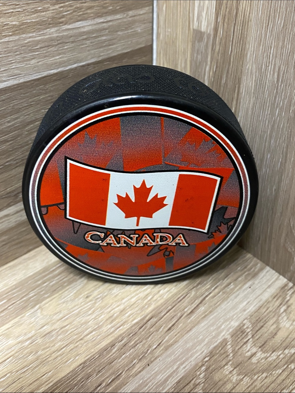 Canada 🇨🇦 Canadian Maple leaves Hockey Puck NHL man cave display